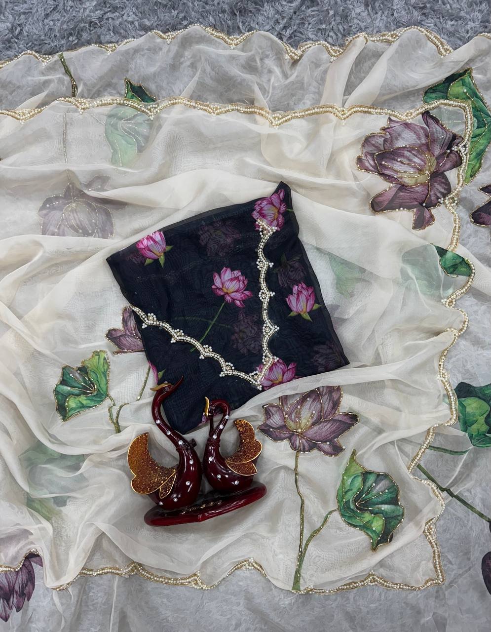 Women's Exquisite Lavender & White Organza Saree with Hand-Painted Lotus Floral Motifs & Gold Embellished Border – Complete with Matching Printed Blouse for Festive & Special Occasions - Image 6